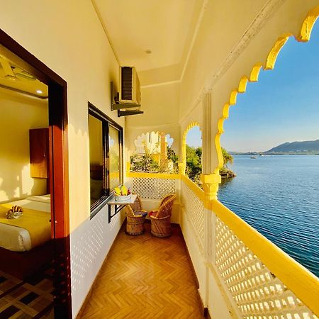 Hotel Vallabh A Lake Facing Balcony Udaipur Esterno foto