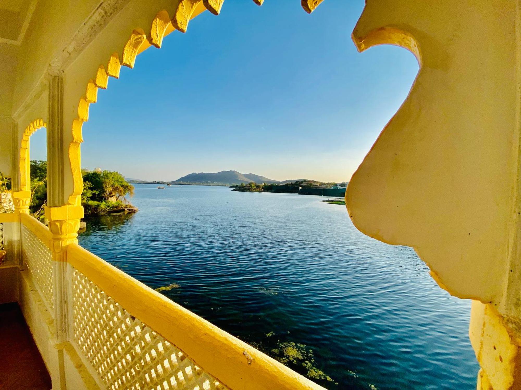 Hotel Vallabh A Lake Facing Balcony Udaipur Esterno foto