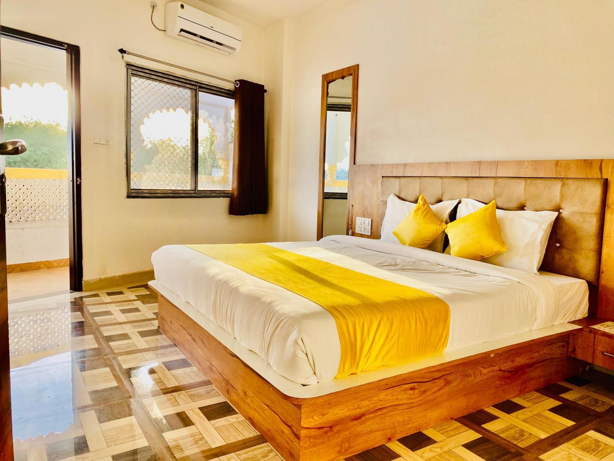 Hotel Vallabh A Lake Facing Balcony Udaipur Esterno foto