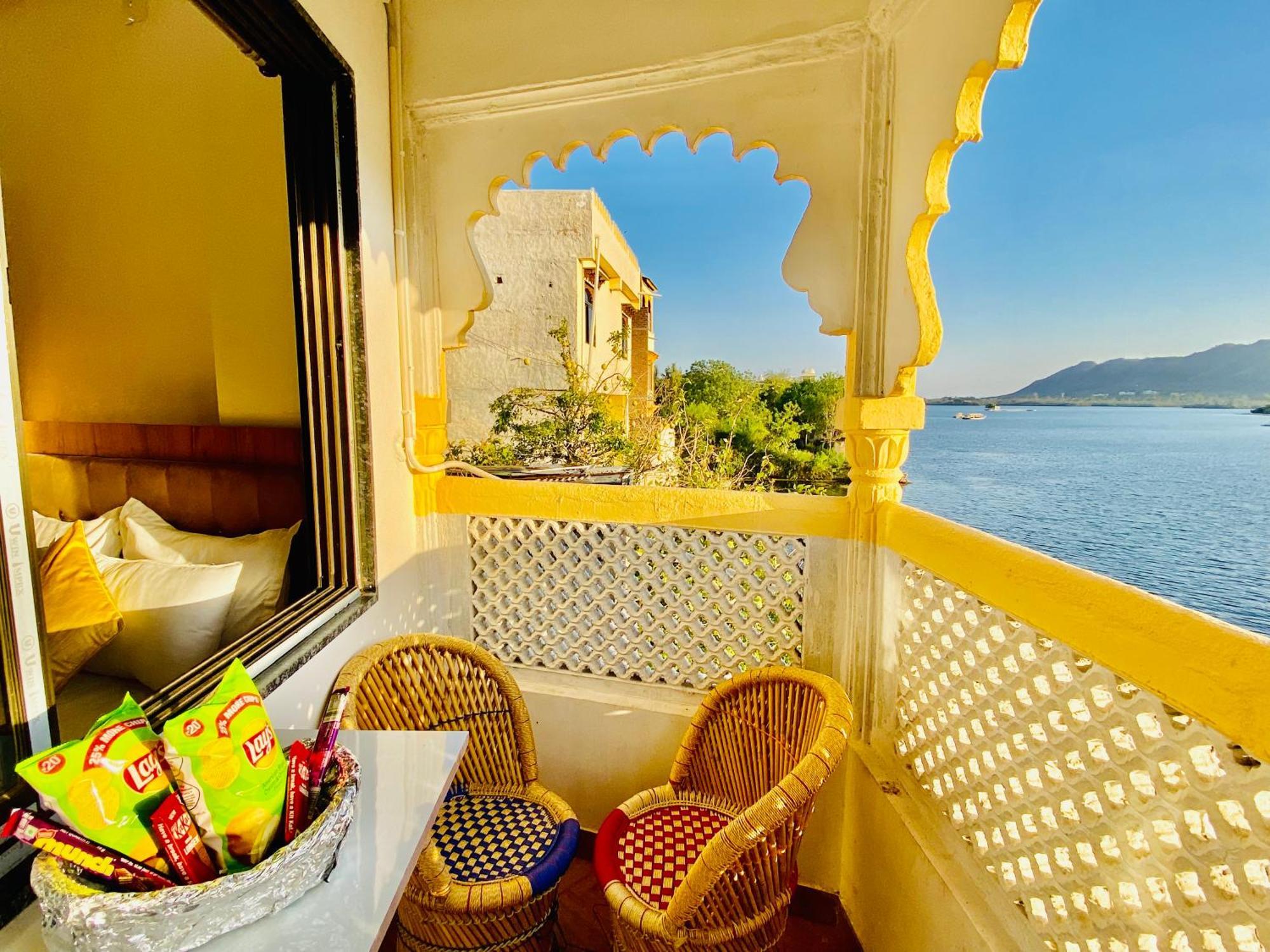 Hotel Vallabh A Lake Facing Balcony Udaipur Esterno foto