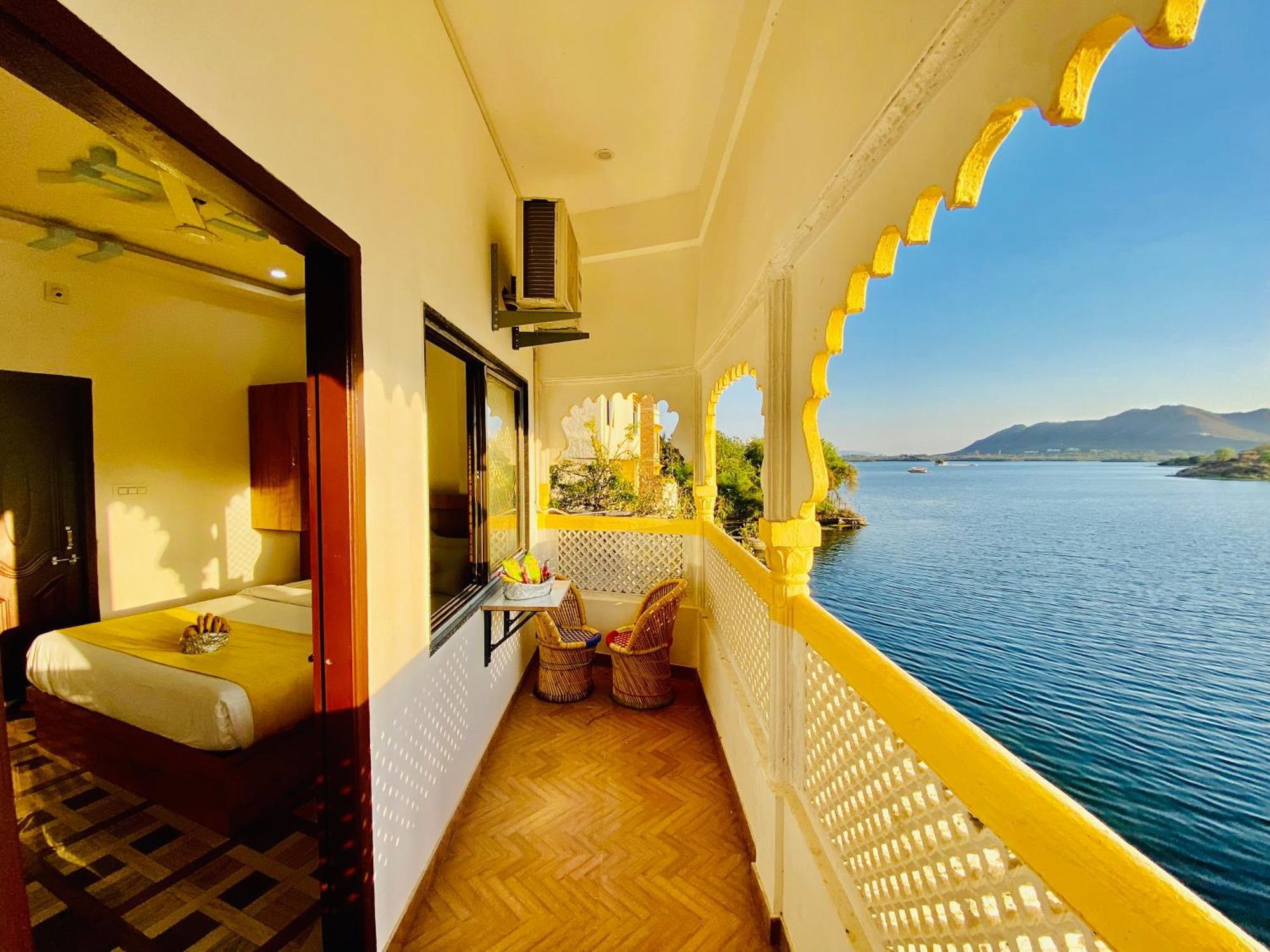 Hotel Vallabh A Lake Facing Balcony Udaipur Esterno foto
