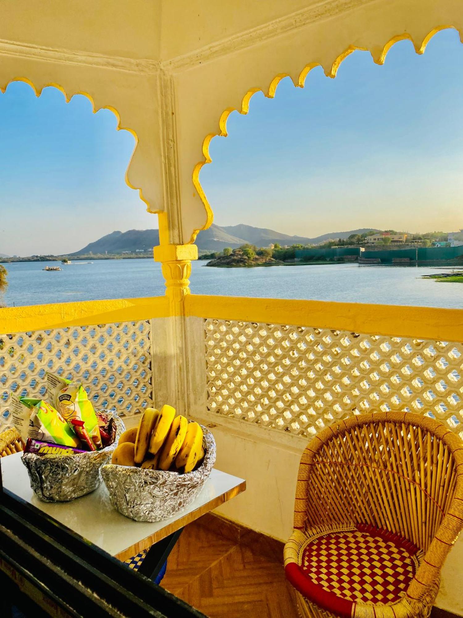 Hotel Vallabh A Lake Facing Balcony Udaipur Esterno foto