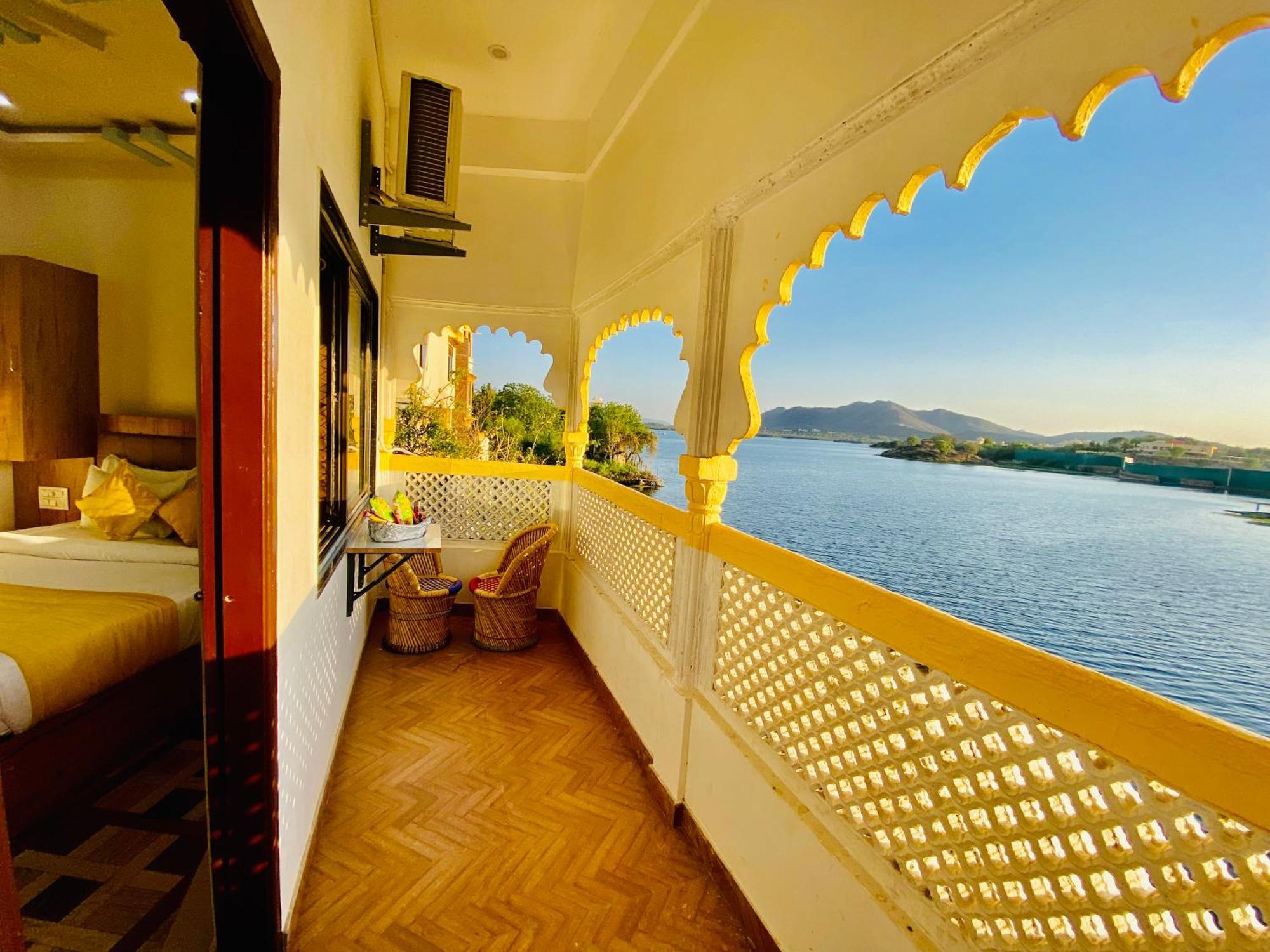 Hotel Vallabh A Lake Facing Balcony Udaipur Esterno foto
