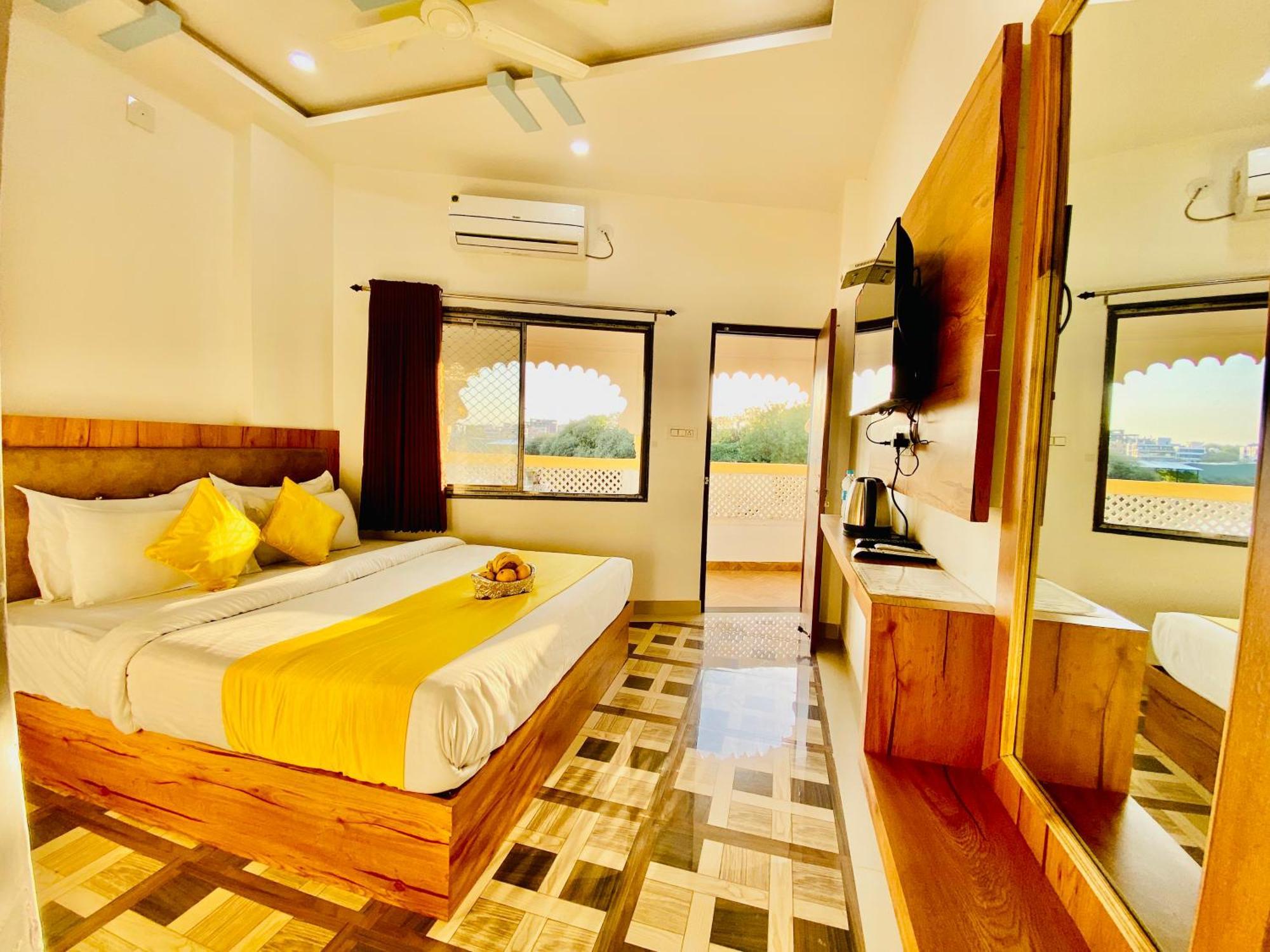 Hotel Vallabh A Lake Facing Balcony Udaipur Esterno foto