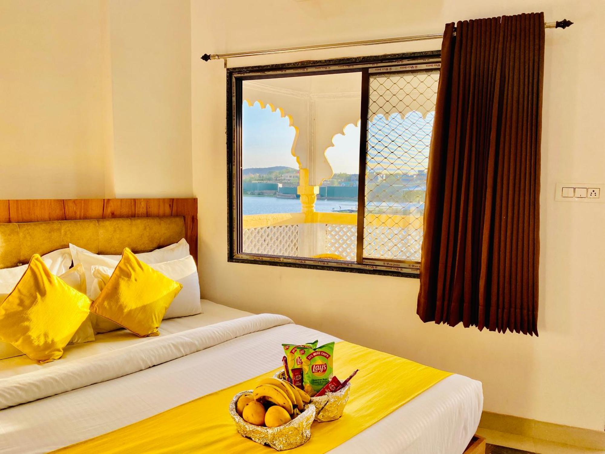 Hotel Vallabh A Lake Facing Balcony Udaipur Esterno foto